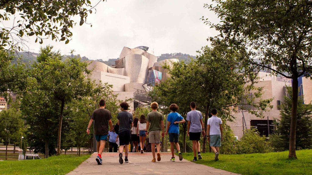 Museo Guggenheim: Summer for Teens 2025. Fechas: 30 de junio a 4 de julio, 9h30-13h30. Jóvenes nacidos entre 2009-2012